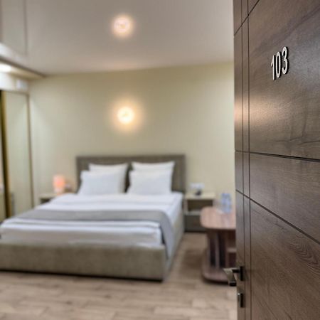 Central Hotel Ґюмрі Екстер'єр фото