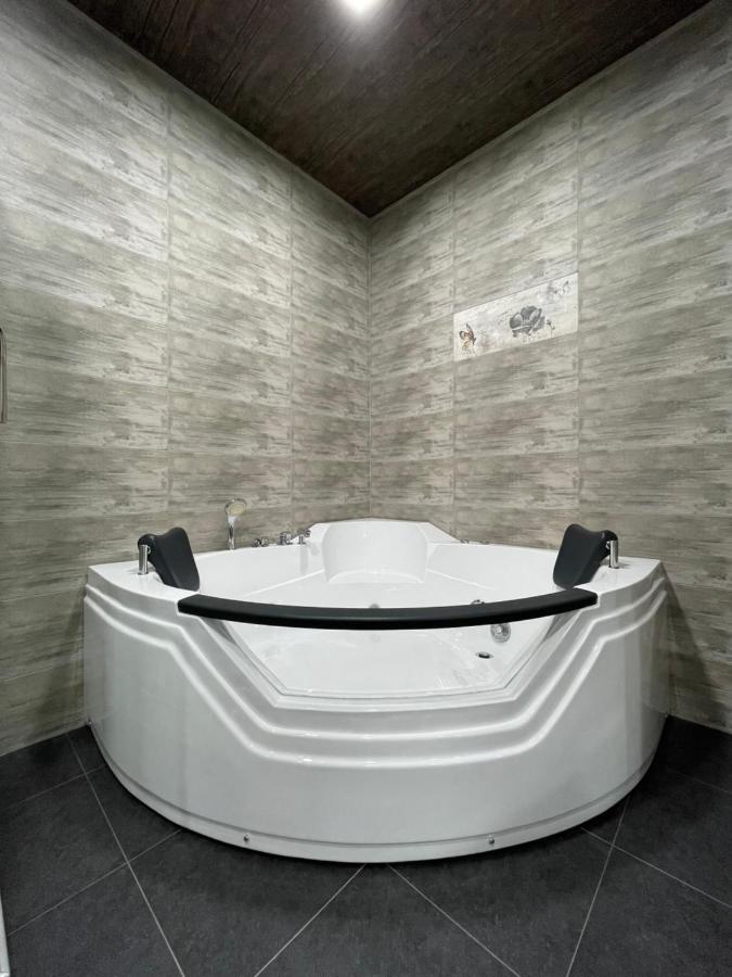 Central Hotel Ґюмрі Екстер'єр фото