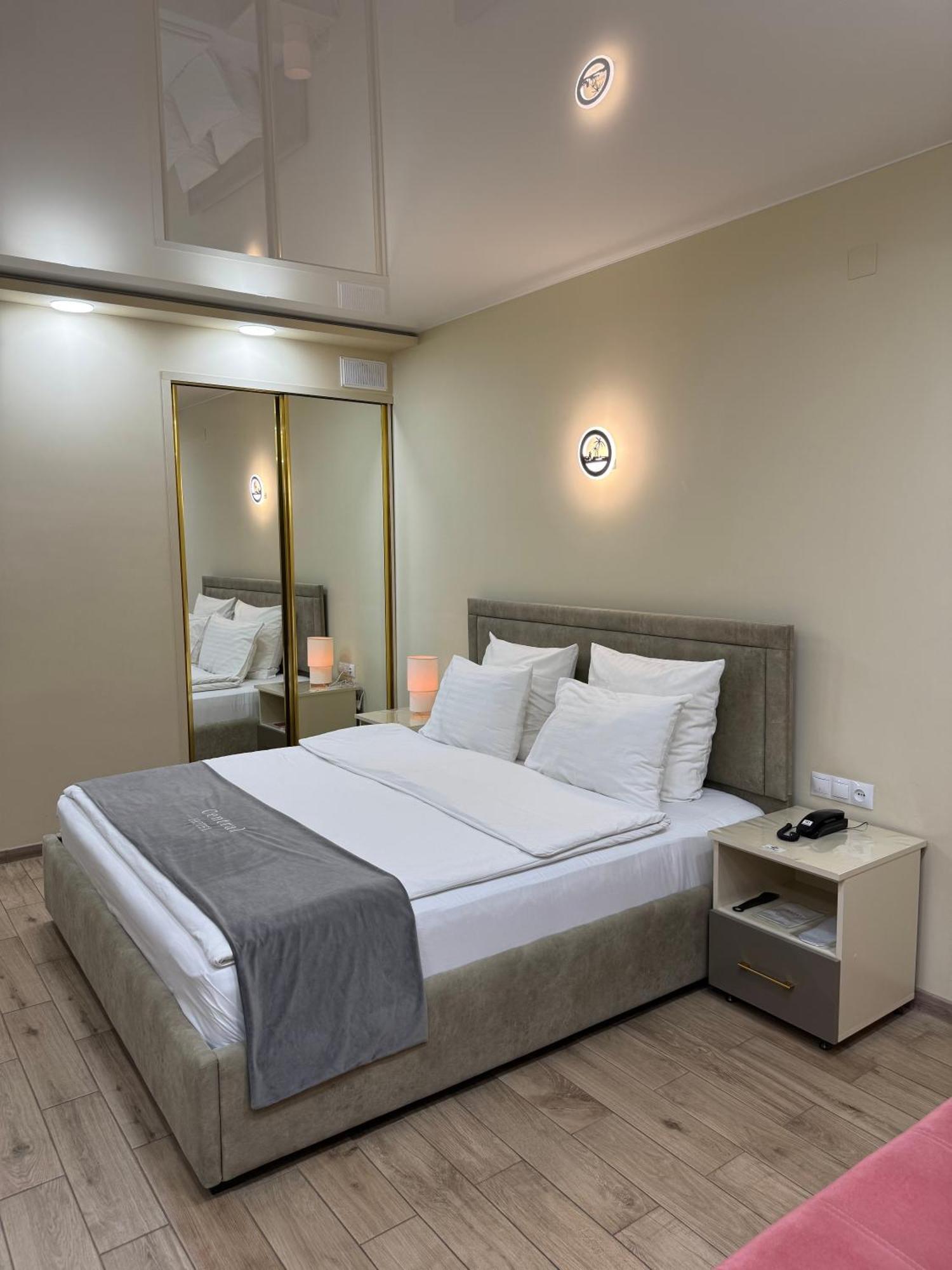 Central Hotel Ґюмрі Екстер'єр фото