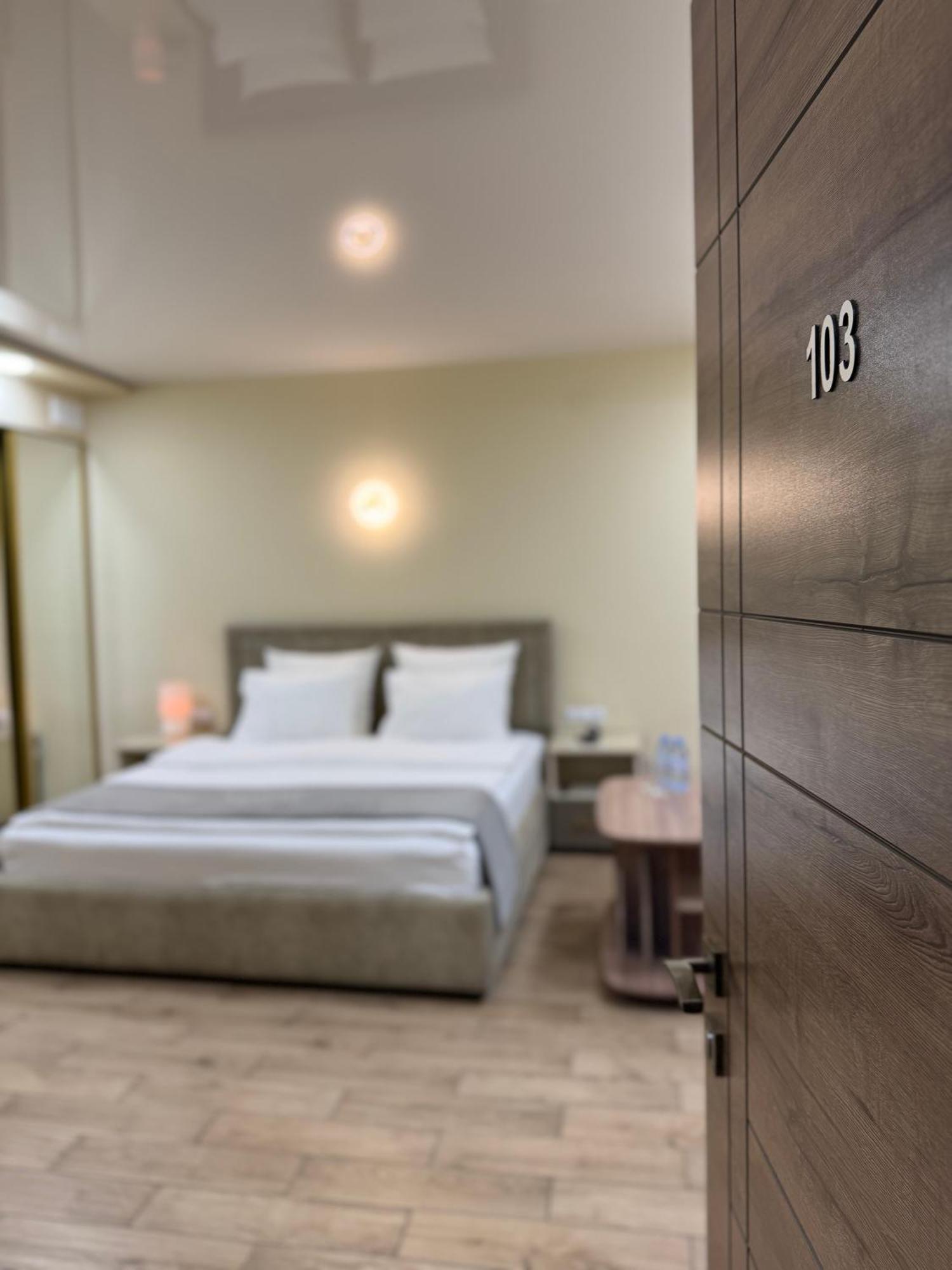 Central Hotel Ґюмрі Екстер'єр фото
